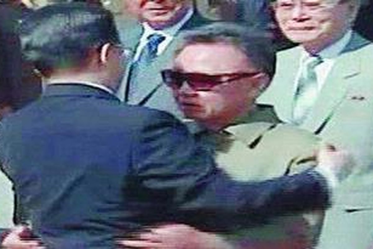 Perdana Menteri China Wen Jiabao saat disambut pemimpin Korea Utara Kim Jong Il (kanan) seperti disiarkan televisi APTN, Minggu (4/10). Perdana Menteri China tiba di Pyongyang hari Minggu untuk membuka kembali dialog menyangkut program nuklir Korea Utara.