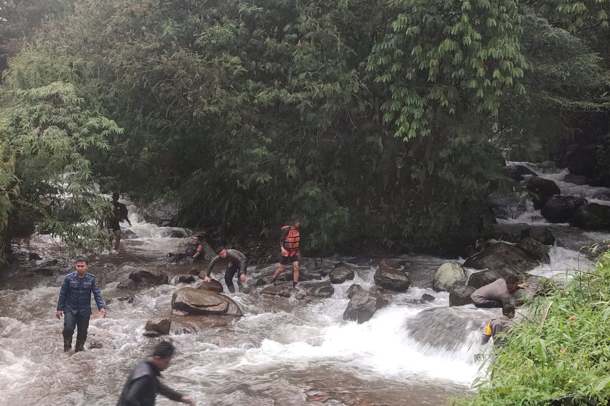 Tim SAR Gabungan tengah mencari siswa dari SMP IT-AL Hikmah Kota Depok yang hanyut secara bersamaan ketika sedang tracking menuju Curug Kembar pada Rabu (12/10/2022) pukul 15.00 WIB.