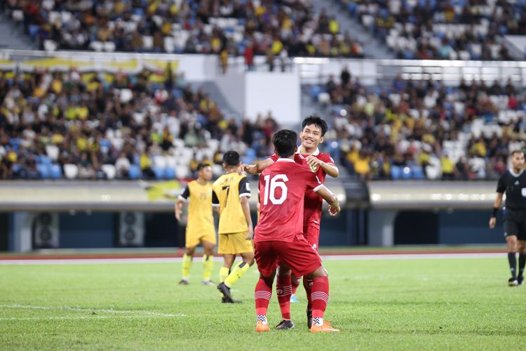Dua pemain timnas Indonesia, Witan Sulaeman dan Hokky Caraka, melakukan selebrasi usai mencetak gol ke gawang Brunei Darussalam dalam laga leg kedua babak pertama Kualifikasi Piala Dunia 2026 di Stadion Sultan Hassanal Bolkiah, Bandar Seri Begawan, pada Selasa (17/10/2023) malam WIB.