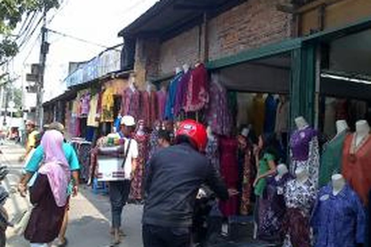 Kios pedagang pakaian di Jati Baru yang dinilai menjadi salah satu faktor sepinya Blok G Tanah Abang. Lokasi kios ini tepat di depan Blok G Tanah Abang,Jalan Jati Baru, Jakarta,Minggu (22/9/2013).