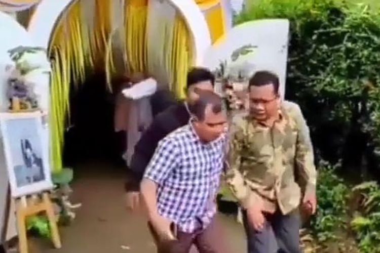 Video penjemputan paksa Mantan Dirut Perusahaan Daerah Aneka Usaha (PDAU) Kabupaten Purworejo Didik Prasetya Adi oleh Kejaksaan Negeri (Kejari) Purworejo, viral di media sosial