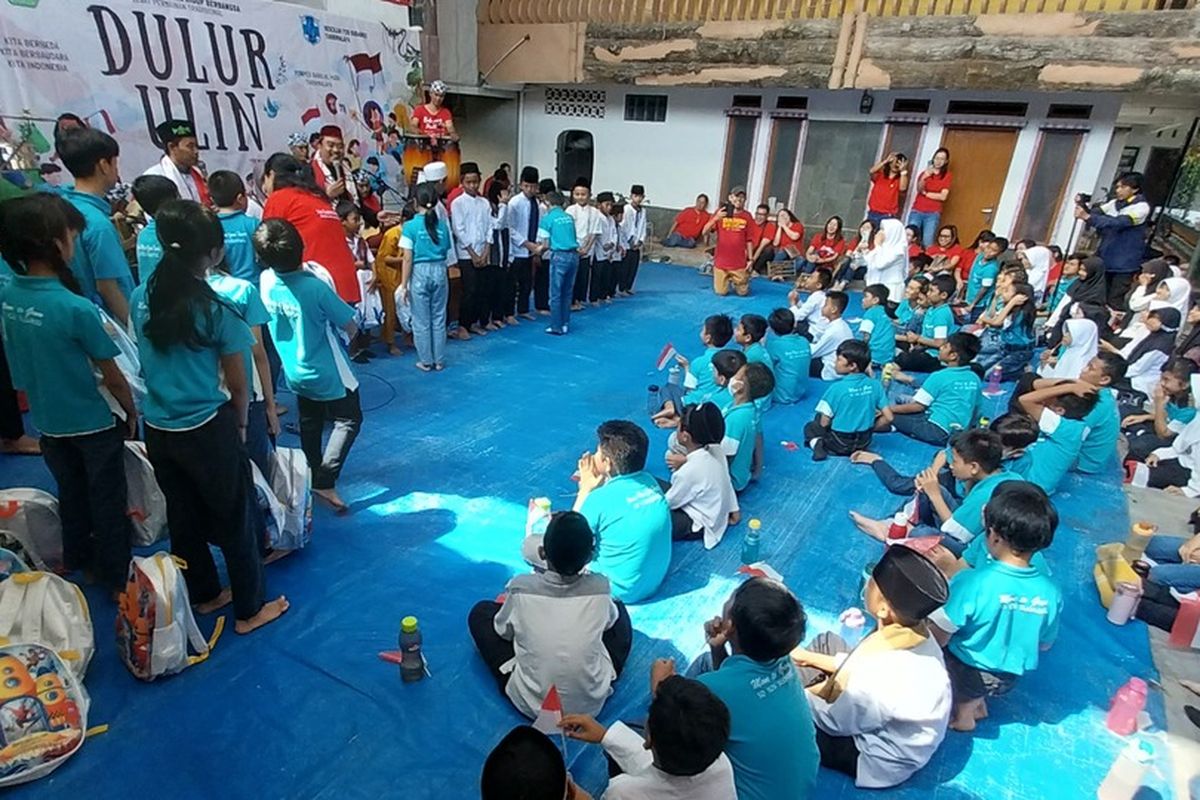 Ratusan Siswa SD Katolik Yos Sudarso Tasikmalaya, bermain bersama para santri dan sebelumnya berjalan kaki dari sekolahnya menuju Ponpes Sabilul Huda di Cicurug, Kota Tasikmalaya, Jawa Barat, yang berjarak hampir 2 kilometer lebih pada Selasa (15/8/2023).