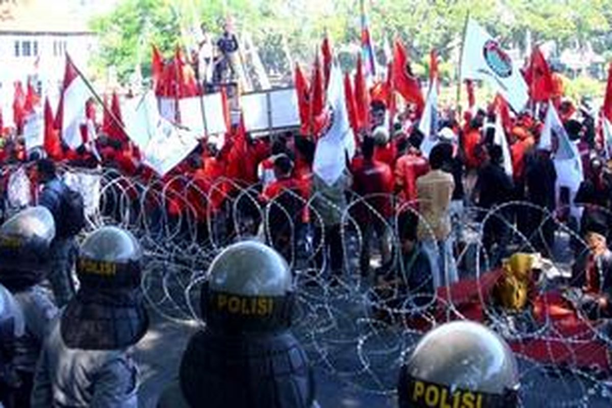 ratusan massa dari PDI Perjuangan di Kota Malang kepung balaikota dan kantor DPRD setempat. mereka menolak kenaikan harga BBM. walikota Malang, Peni Suparto tak gentar ancaman sanksi dari mendagri dan Presiden. Selasa (27/3/2012). 