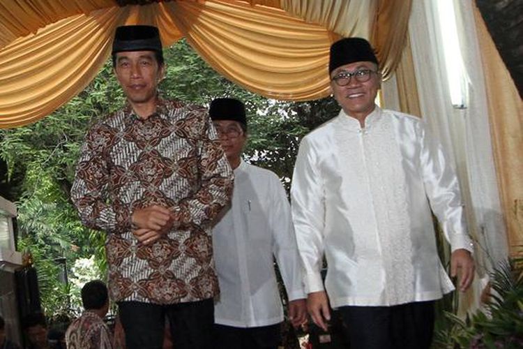 Tuan rumah Ketua MPR Zulkifli Hasan (kanan) menyambut tamunya, Presiden Joko Widodo dalam acara buka puasa bersama pimpinan legislatif dan eksekutif di kediaman Ketua MPR, di Kompleks Widya Chandra, Jakarta, Senin (22/6/2015). Pimpinan MPR, DPR, DPD dan petinggi partai politik turut menghadiri acara buka puasa bersama tersebut.