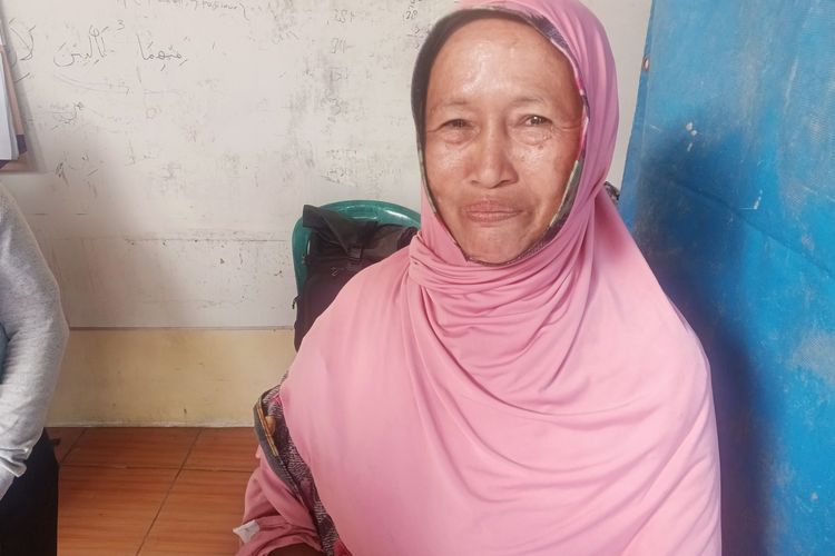 Rusmini, salah satu pemulung yang bekerja di fasilitas pengolahan sampah organik berbasis komunitas di Kecamatan Duren Sawit, Jakarta Timur pada Jumat (13/2/2026).