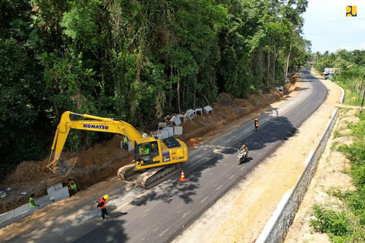 Pekerjaan peningkatan/preservasi ruas Jalan Nasional Pomalaa-Wolulu sepanjang 32 km di Sulawesi Tenggara.