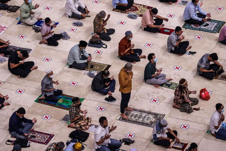 Umat Islam melaksanakan shalat di Masjid Istiqlal jumat pada bulan Ramadhan 1442 Hijriah di Masjid Istiqlal, Jakarta Pusat, Jumat (23/4/2021) dengan menerapkan protokol kesehatan.