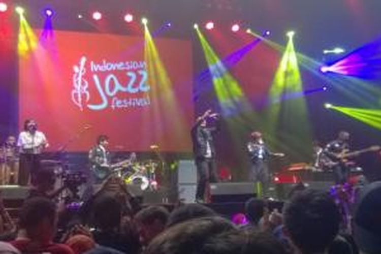 Grup band MALIQ & D'Essentials tampil dalam pagelaran Indonesian Jazz Fastival 2015 di Istora Senayan, Jakarta Pusat, Sabtu (29/8/2015).