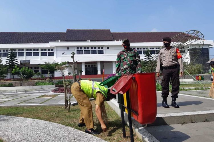 Tim Gugus Tugas Kota Tasikmalaya sedang memberikan sanksi kerja sosial bagi PNS di Lingkungan Balekota Tasikmalaya, yang terazia tak memakai masker, Senin (10/8/2020).