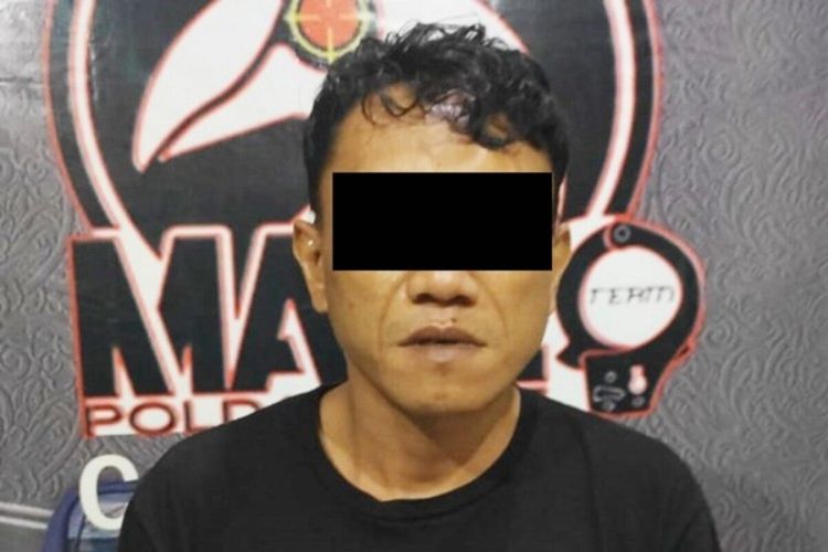 OM (43), warga Lingkungan II, Kelurahan Banjer, Kecamatan Tikala, Manado, setelah ditangkap tim khusus (Timsus) Maleo Polda Sulawesi Utara. OM ditangkap karena diduga mengunggah kalimat dan foto-foto bernada merendahkan tokoh agama, pemerintah, dan institusi, di media sosial Facebook.
