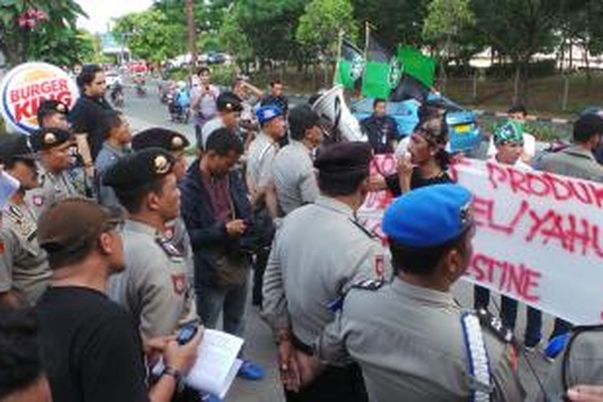 Massa HMI berunjuk rasa di restoran Burger King dan McDonald's Duren Sawit, Jakarta Timur. Senin (4/8/2014).