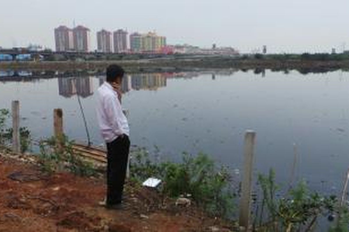 Gubernur DKI Jakarta Joko Widodo saat memantau Waduk Ria Rio, Jakarta Timur, Rabu (11/9/2013).