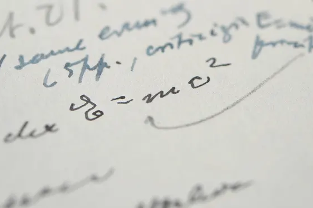 Foto surat yang berisi persamaan E=mc2 yang terkenal terjual dengan harga $1,2 juta oleh pengumpul dokumen anonim.

