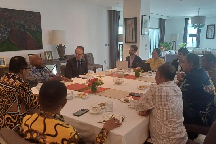 Pertemuan Gubernur Papua Barat Dominggus Mandacan dengan Duta Besar (Dubes) Inggris untuk Indonesia Dominic Jermey di kediaman Dubes Inggris, Jakarta Selatan, Selasa (3/2/2026).