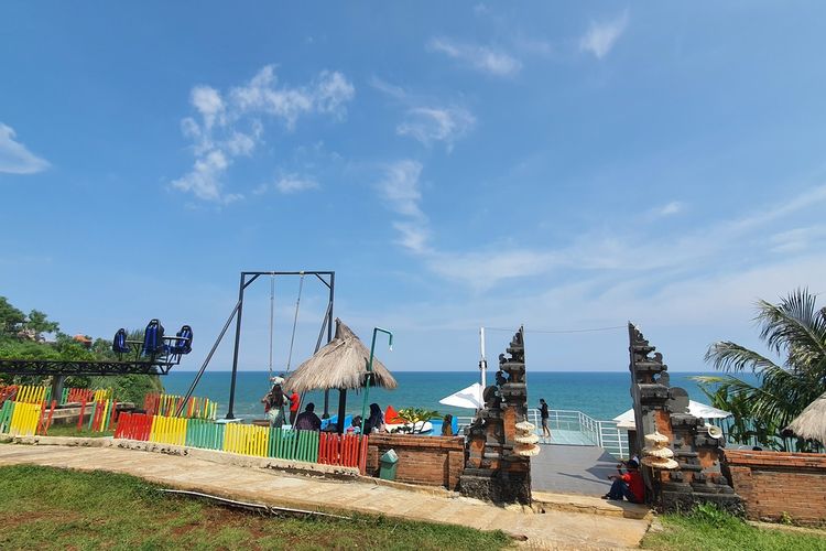 Wisatawan Berfoto di Kawasan Wisata Teras Kaca Pantai Ngluluran, Panggang, Gunungkidul, DI Yogyakarta Kamis (5/5/2022)