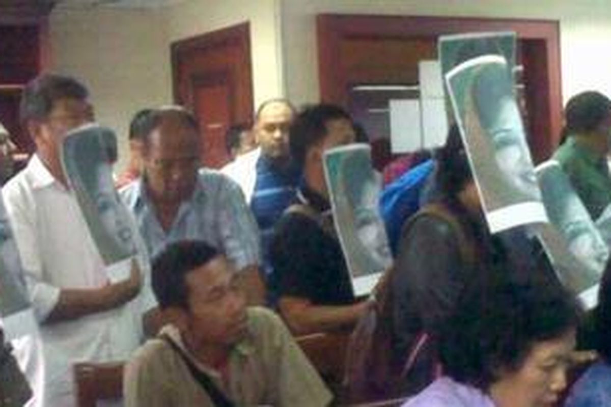 Pengunjung sidang perkara dugaan suap dalam pemilihan Deputi Gubernur Senior Bank Indonesia yang dimenangkan Miranda Goeltom pada tahun 2004 dengan terdakwa politisi senior PDI-P Panda Nababan di Pengadilan Tindak Pidana Korupsi, Jakarta, Rabu (4/5/2011), mengenakan topeng bergambar Nunun Nurbaeti. Nunun adalah saksi kunci kasus ini yang hingga sekarang belum berhasil disentuh Komisi Pemberantasan Korupsi.  