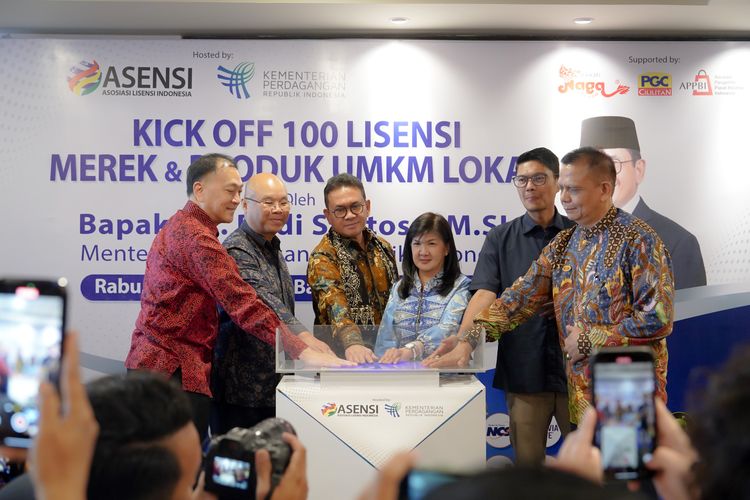 Menteri Perdagangan (Mendag) Budi Santoso (Busan) meresmikan peluncuran 100 Lisensi Merek dan Produk UMKM Lokal yang diselenggarakan Asosiasi Lisensi Indonesia (Asensi) di Pusat Grosir Cililitan (PGC), Jakarta Timur, Rabu, (23/7/2025).