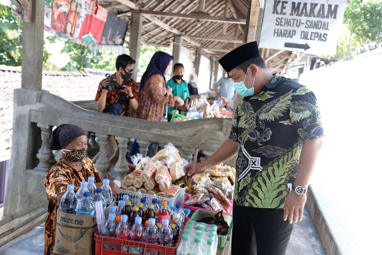 Wali Kota Semarang Hendrar Prihadi atau Hendi saat berziarah ke Makam Sunan Bayat di Bayat, Klaten, Jawa Tengah, Selasa (23/3/2021).