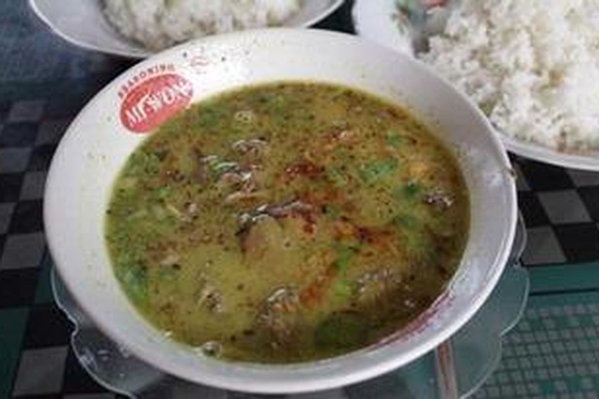 Empal Gentong khas Cirebon di Warung Makan Empal Gentong Ibu Eni, Jalan Raya Eretan, Indramayu, Jawa Barat