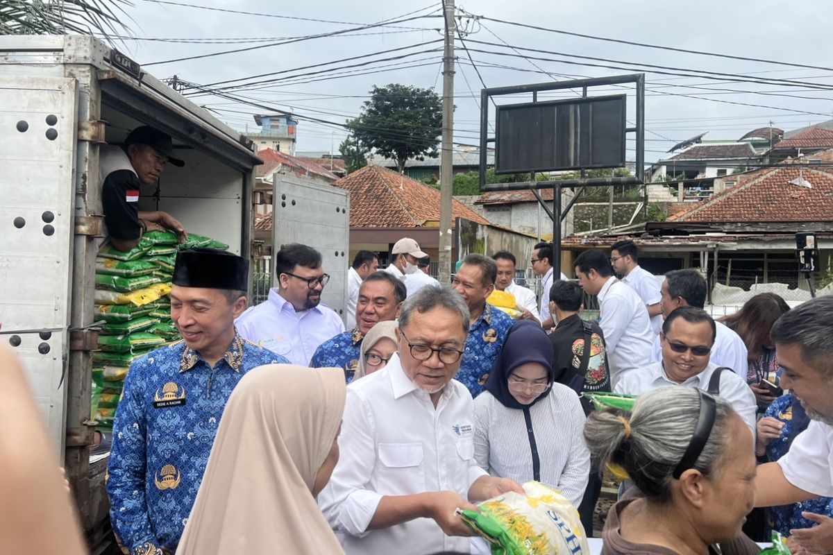 Menteri Perdagangan Zulkifli Hasan bersama Wakil Wali Kota Bogor membagikan beras SPHP di Pasar Murah Sukasari, Kota Bogor, Senin (18/3/2024).