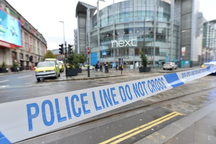 Garis polisi dipasang di luar pusat perbelanjaan Arndale di Manchester, setelah terjadi insiden penikaman yang melukai lima orang, Jumat (11/10/2019).