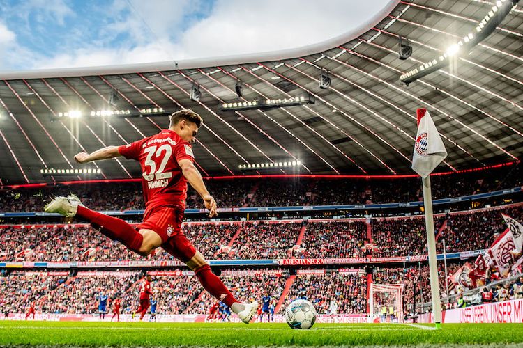 Pemain Bayern Muenchen, Joshua Kimmich, melepas sepak pojok pada laga Bayern vs Hoffenheim di Allianz Arena, 5 Oktober 2019. 