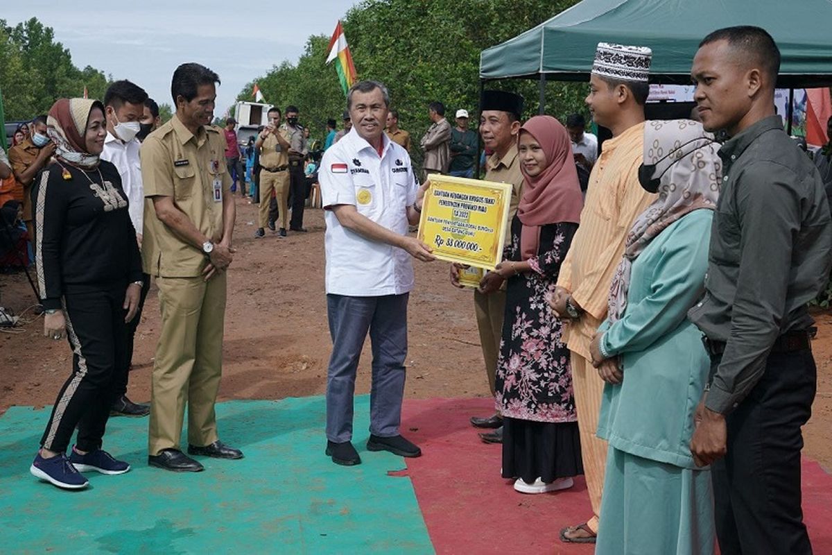 Gubernur Riau Syamsuar berikan bantuan dalam program Bantuan Keuangan Khusus (BKK) untuk Desa Buruk Bakul senilai Rp 190 juta per desa. Adapun bantuan tersebut langsung diterima oleh Kepala Desa Buruk Bakul Sunaryo. 