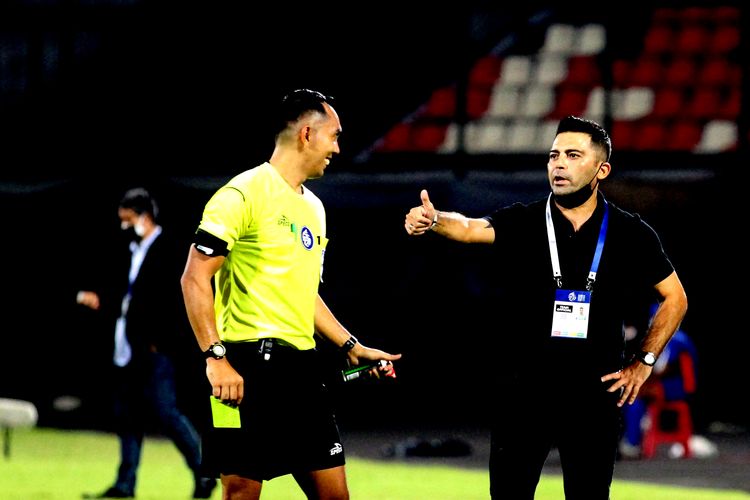 Peelatih Persik Kediri Javier Roca seusai mendapat kartu kuning dari wasit Fariq Hitaba saat pertandingan pekan 34 Liga 1 2021-2022 melawan Bali United yang berakhir dengan skor 1-3 di Stadion Kapten I Wayan Dipta Gianyar, Kamis (31/3/2022) malam.