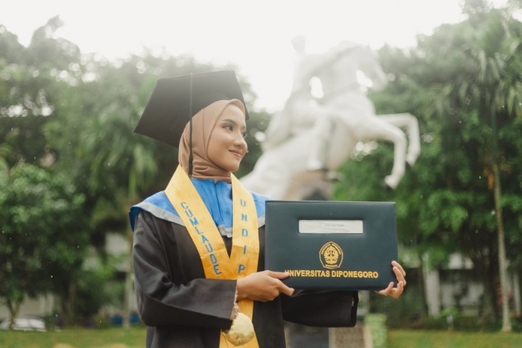 Salah satu wisudawan Universitas Diponegoro (Unidp), Astri Ayu Nastiti berhasil lulus dengan IPK 3,94.