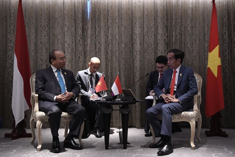 Presiden Joko Widodo (kanan) berbincang dengan Perdana Menteri Vietnam Nguyen Xuan Phuc (kiri) saat pertemuan bilateral Indonesia-Vietnam di sela-sela KTT ASEAN ke-34 di Bangkok, Thailand, Sabtu (22/6/2019). ANTARA FOTO/Puspa Perwitasari/wsj.