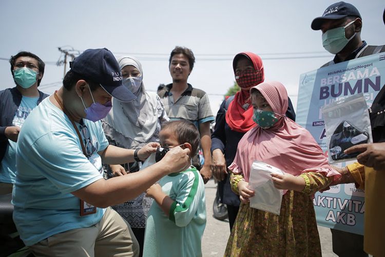 Pembagian masker oleh Pupuk Indonesia di pasar dan terminal. 