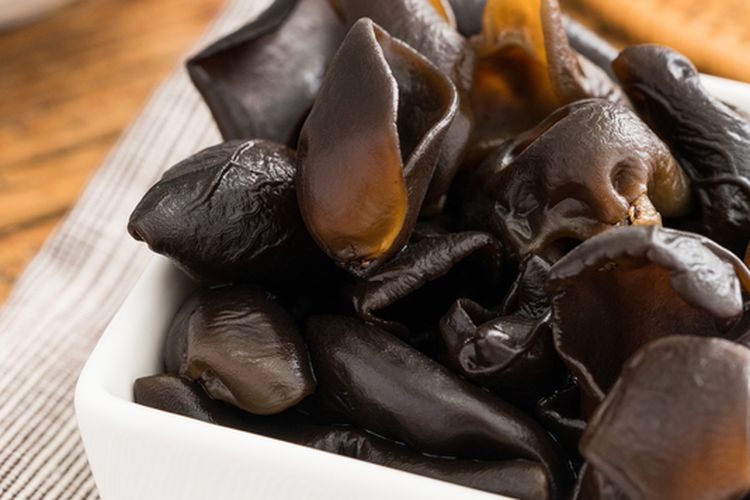 Ilustrasi jamur kuping basah untuk masak. 