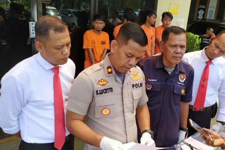 Polisi Sektor (Polsek) Serpong menangkap tiga pencuri kabel PT Telekomunikasi Indonesia berinisial R (26) IK (21) dan H (25) yang beraksi  di Jalan Raya Bhayangkara, Kelurahan Pakulonan, Kecamatan Serpong Utara, Tangsel, Rabu (5/11/2019) lalu. 