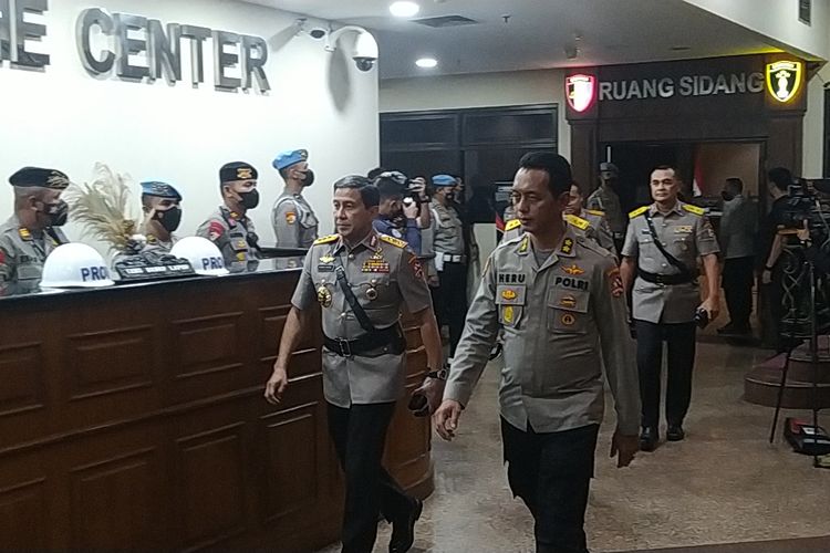 Sidang kode etik Irjen Ferdy Sambo di Gedung TNCC Mabes Polri, Jakarta tak kunjung usai meski sudah 15 jam berlalu dan berganti hari, Jumat (26/8/2022). 