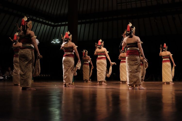 Pementasan Tari Serimpi di Solo Dance Festival.