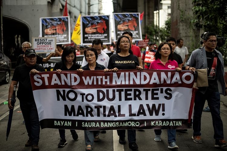 Sejumlah aktivis melakukan unjuk rasa di dekat Istana Malacanang, Manila, Jumat (26/5/2017), memprotes keputusan Presiden Rodrigo Duterte memberlakukan darurat militer di wilayah Mindanao dan sekitarnya.