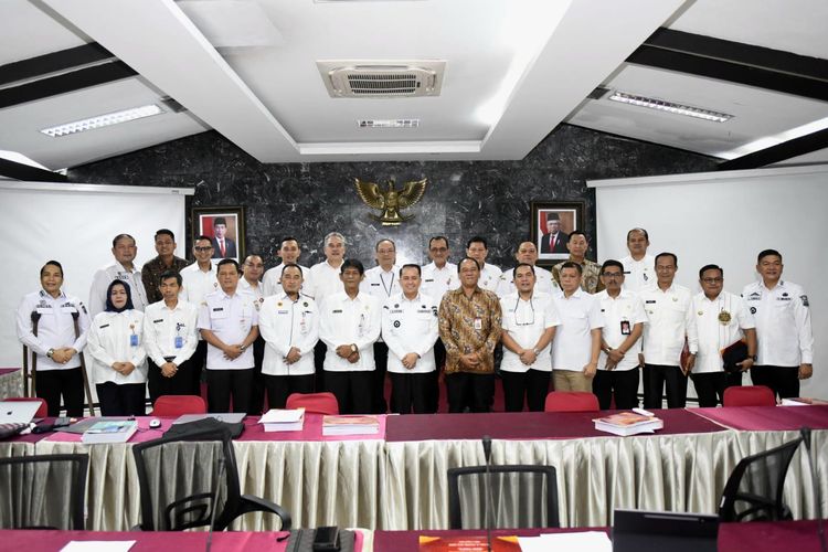 Pj Agus Fatoni bersama Tim Evaluasi Kementerian Dalam Negeri (Kemendagri) berfoto bersama dalam kegiatan Evaluasi Kinerja Penjabat (Pj) Kepala Daerah di Kantor Inspektorat Jenderal (Itjen) Kemendagri, Jakarta, Rabu (3/4/2024).