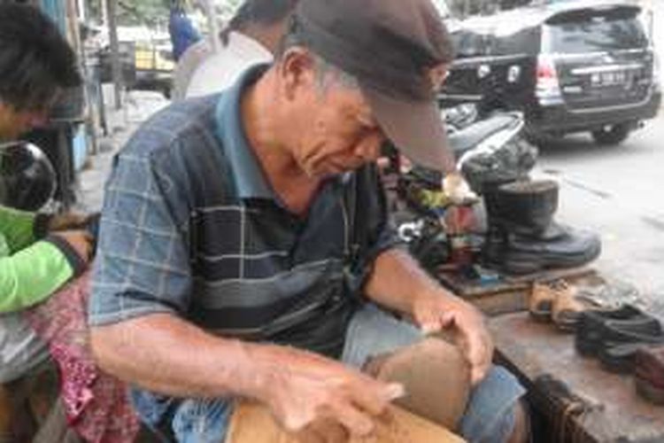 Dewi Murni, seorang kakek yang bekerja sebagai tukang sol sepatu di Pasar Panorama, Kota Bengkulu