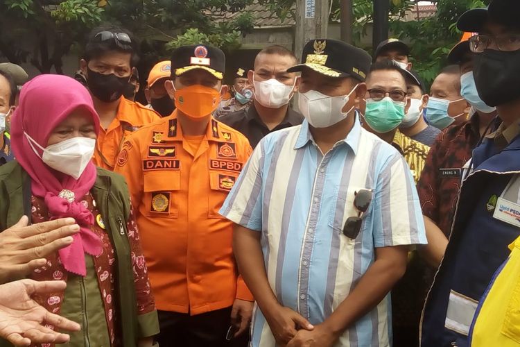 Wakil Gubernur Jawa Barat, Uu Ruzhanul Ulum meninjau lokasi tanggul jebol di Jati Mekar, Kota Bekasi, Kamis (4/11/2021)