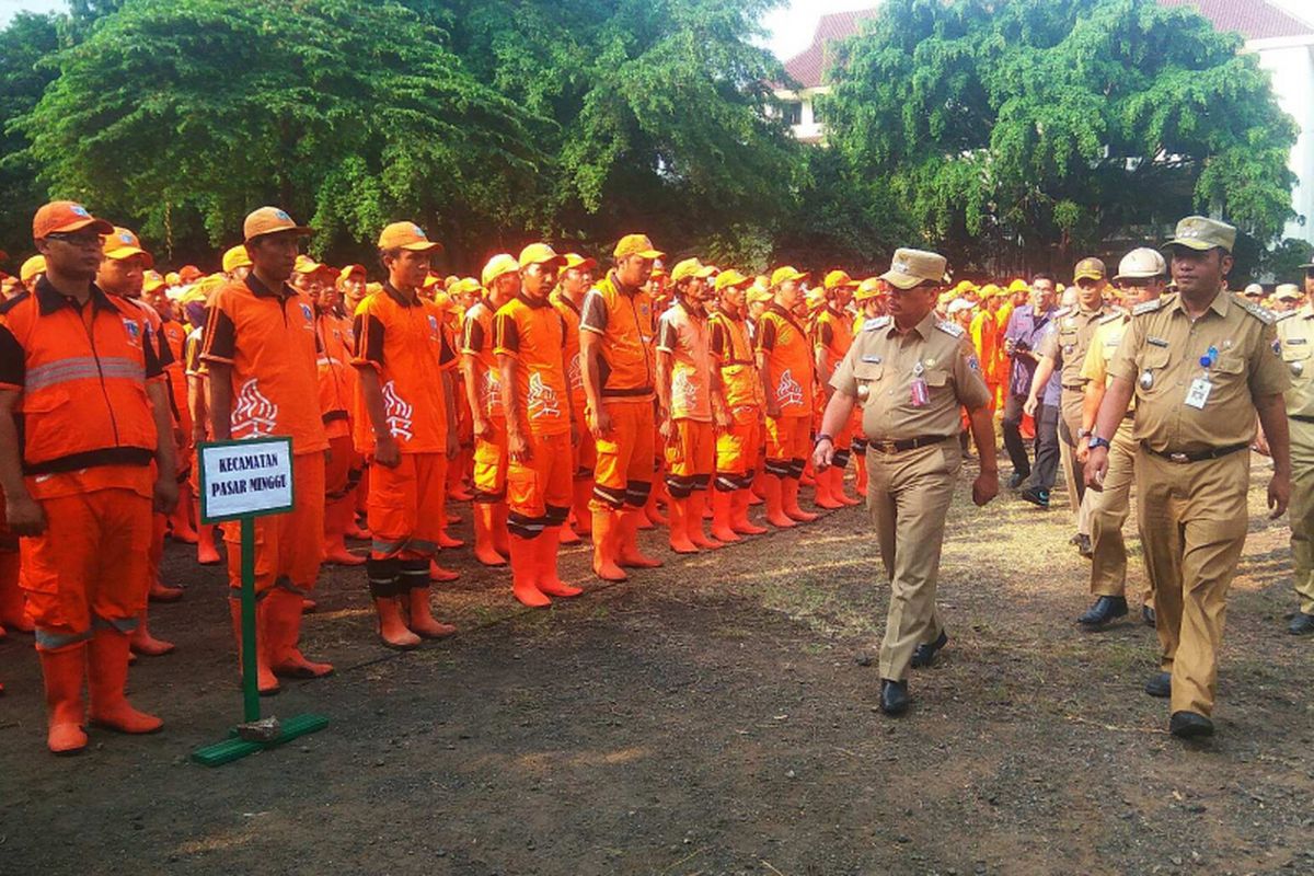 Wali Kota Jakarta Selatan Tri Kurniadi memimpin apel petugas Penanganan Prasarana dan Sarana Umum (PPSU) di lapangan Kecamatan Cilandak, Selasa (1/8/2017).