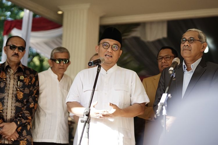 Koordinator Juru Bicara BPN Dahnil Anzar Simanjuntak saat memberikan keterangan di kediaman Prabowo, Jalan Kertanegara, Jakarta Selatan, Jumat (24/5/2019).