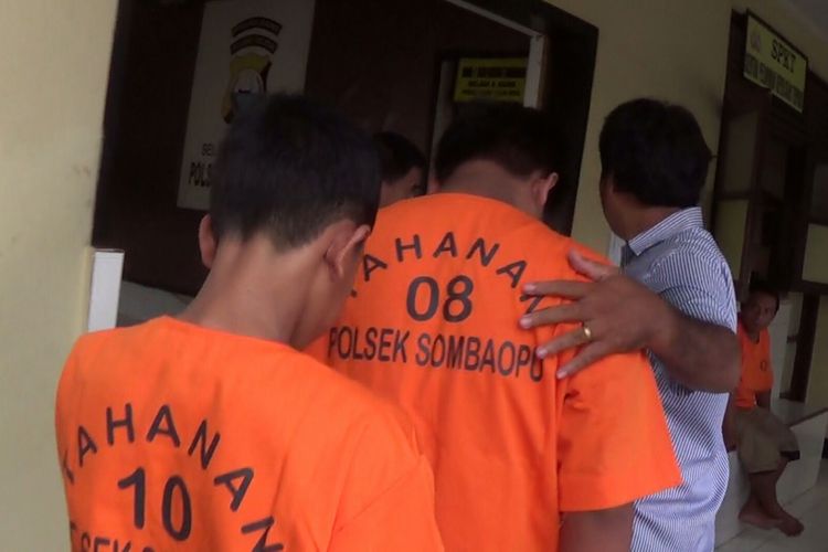 Dua pelajar di Kabupaten Gowa, Sulawesi Selatan, ditangkap polisi setelah mencuri sepeda motor milik rekannya yang diparkir di dalam sekolah, Kamis (22/2/2018). 