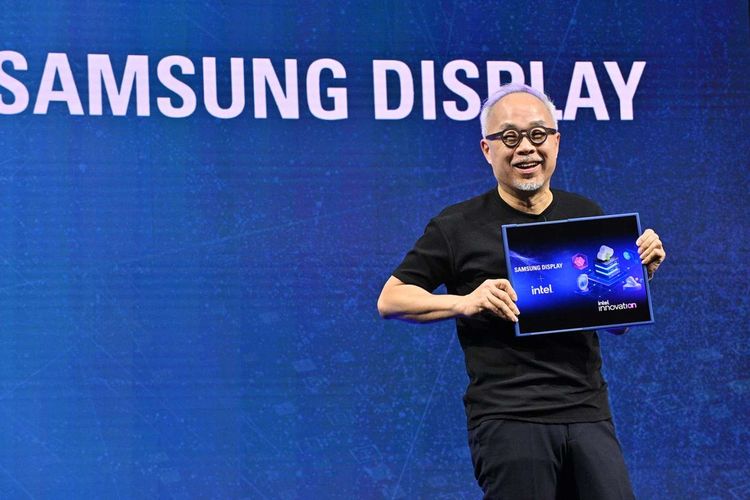 CEO Samsung Display, JS Choi memamerkan PC dengan layar geser