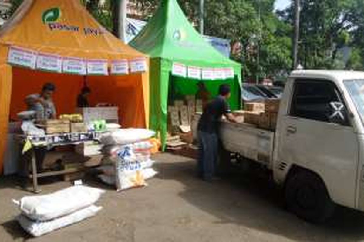 Pasar murah di Pasar Sunter, Jakarta Utara, Rabu (8/6/2016), terlihat lengang dibanding operasi pasar murah lainnya di Jakarta.