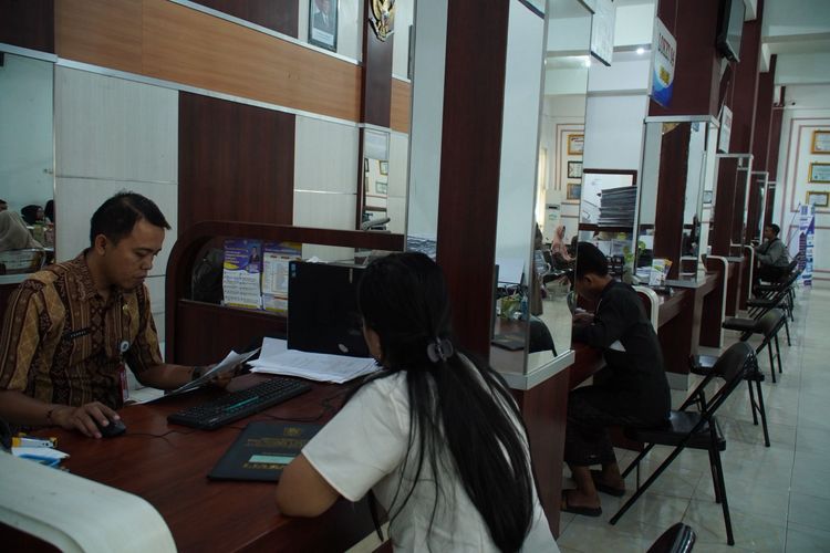Cerita Warga Lumajang Urus KTP saat WFH: Saya Kira Kantornya Tutup