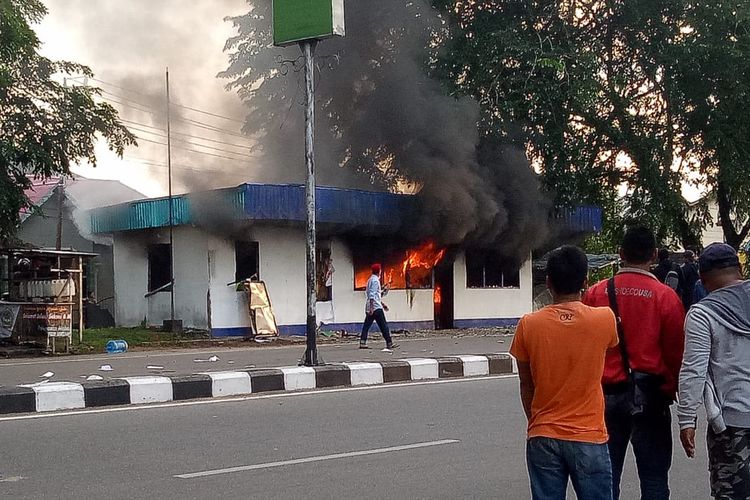 Pos Polisi Lalu Lintas Perempatan Jalan Tanjung Raya, Kecamatan Pontianak Timur, Kota Pontianak, Kalimantan Barat, Rabu (22/5/2019), dibakar massa tak dikenal.