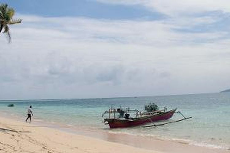 Hamparan pasir putih nan halus di Pulau Raja, Desa Timbulon, Kecamatan Paleleh Barat, Kabupaten Buol, Sulawesi Tengah, Senin (23/2/2015), menarik pengunjung. Pulau yang masih 'perawan' itu direncanakan menjadi obyek wisata bahari unggulan Buol.