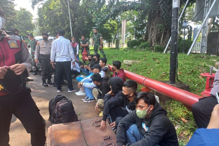 Sejumlah pemuda diamankan petugas saat hendak menyaksikan aksi demonstrasi di DPR/MPR, Jakarta Pusat, Senin (11/4/2022).