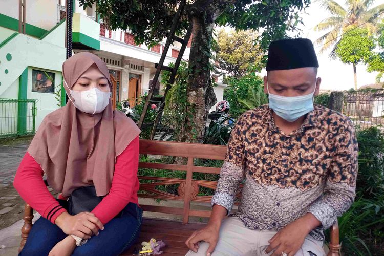 Guru honorer Afifah didampingi kuasa hukumnya Muhammad Sofyan