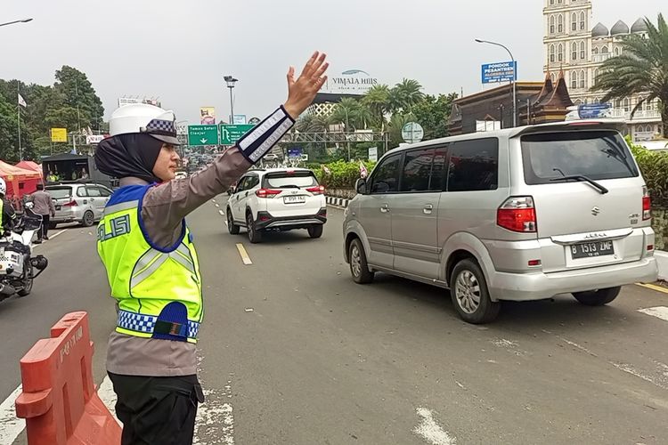 Petugas sedang melakukan rekayasa lalu lintas ganjil genap dan one way di Jalur Wisata Puncak Bogor, Jawa Barat.